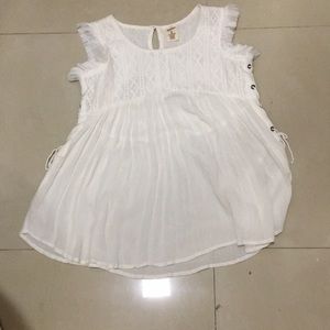 I’m selling a white shirt